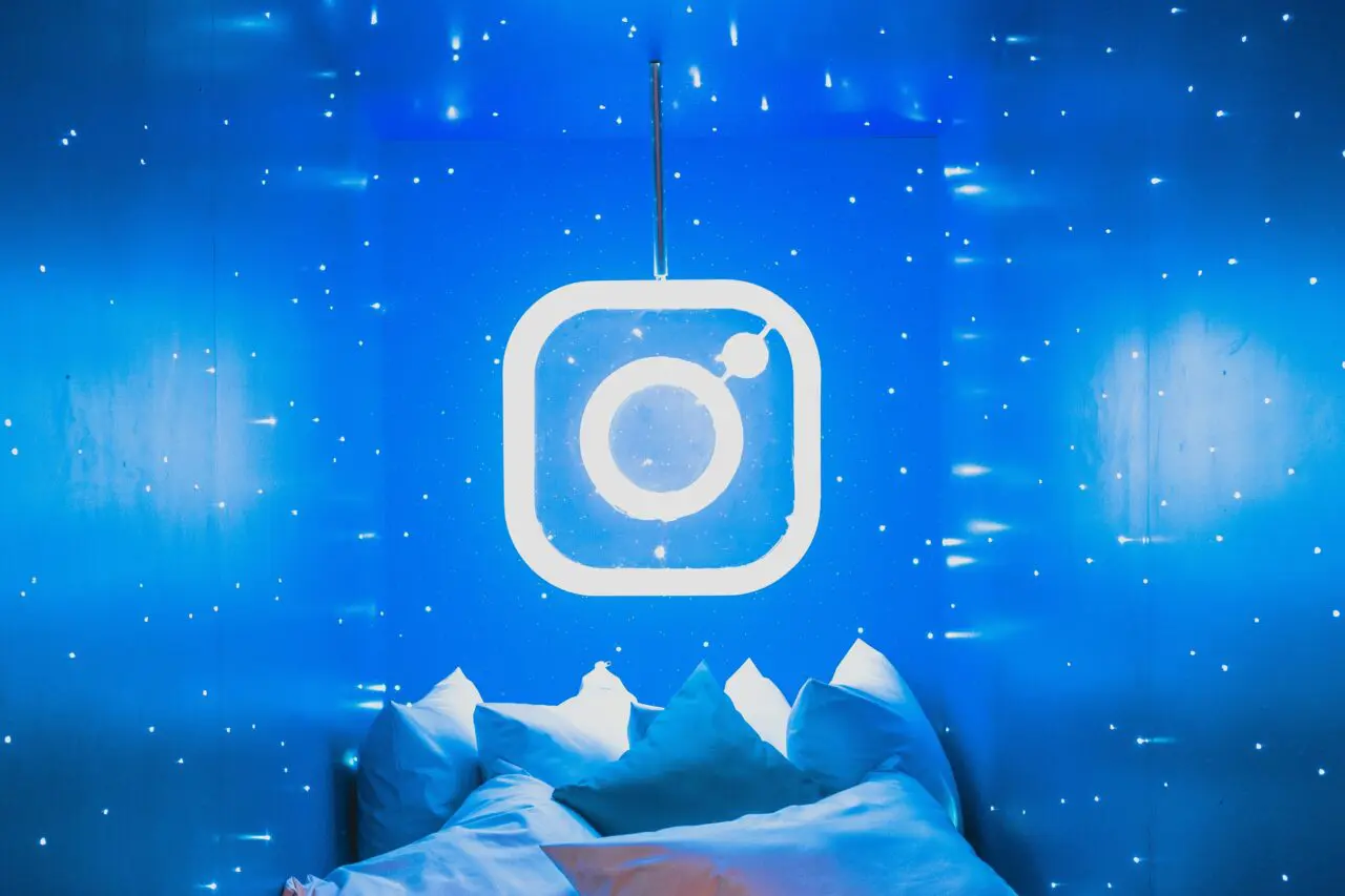 Instagram logo met blauwe achtergrond