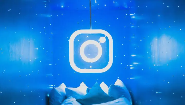 Instagram logo met blauwe achtergrond