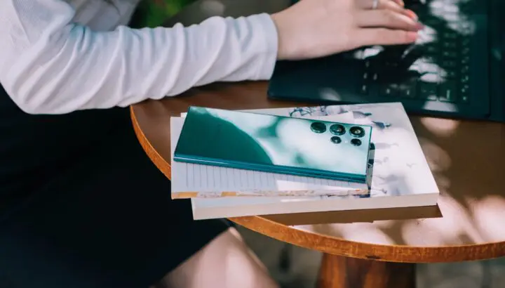 Samsung Galaxy S22 Ultra in het groen