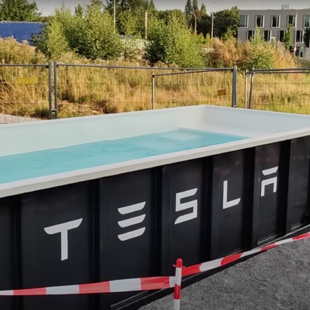 Tesla zwembad Duitsland Supercharger