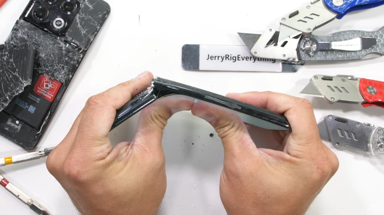 JerryRigEverything OnePlus 10T