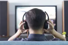 Hoofdtelefoon verbinden aan tv