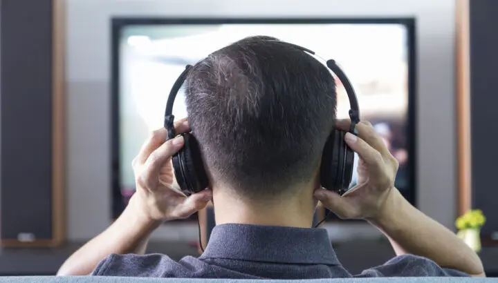 Hoofdtelefoon verbinden aan tv