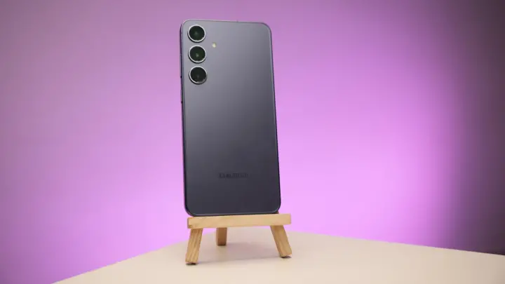 Samsung Galaxy S24 in cobalt violet
