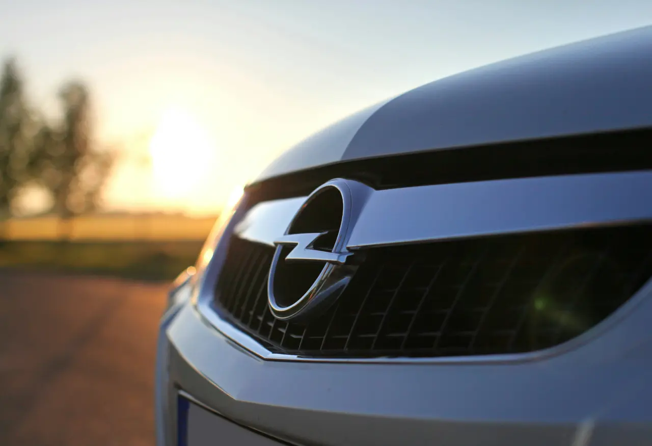 Opel motorkap van een sjoemeldiesel
