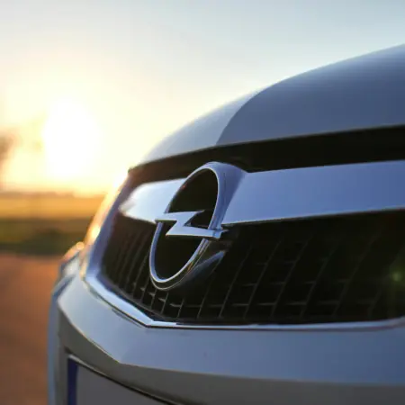 Opel motorkap van een sjoemeldiesel