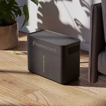 Thuisbatterij van HomeWizard met stekker