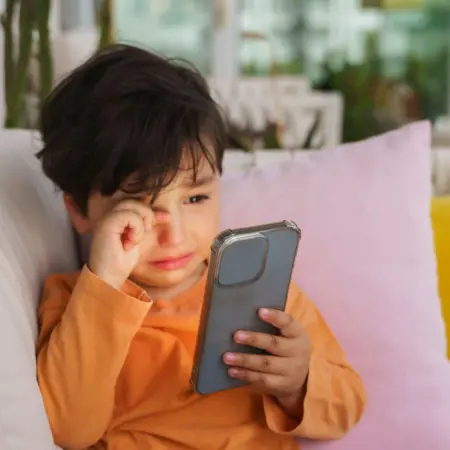 child crying with smartphone