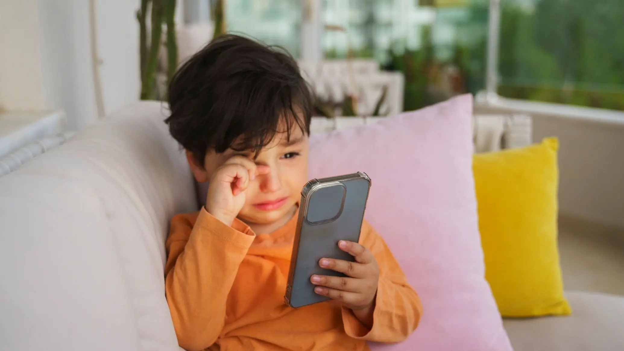 child crying with smartphone