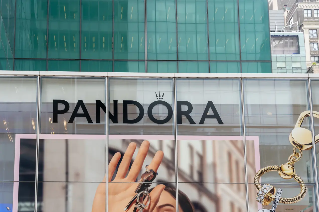 Pandora logo op een winkel