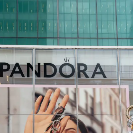 Pandora logo op een winkel