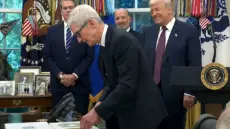 apple trump gift