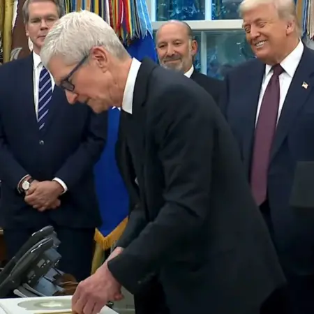 apple trump gift