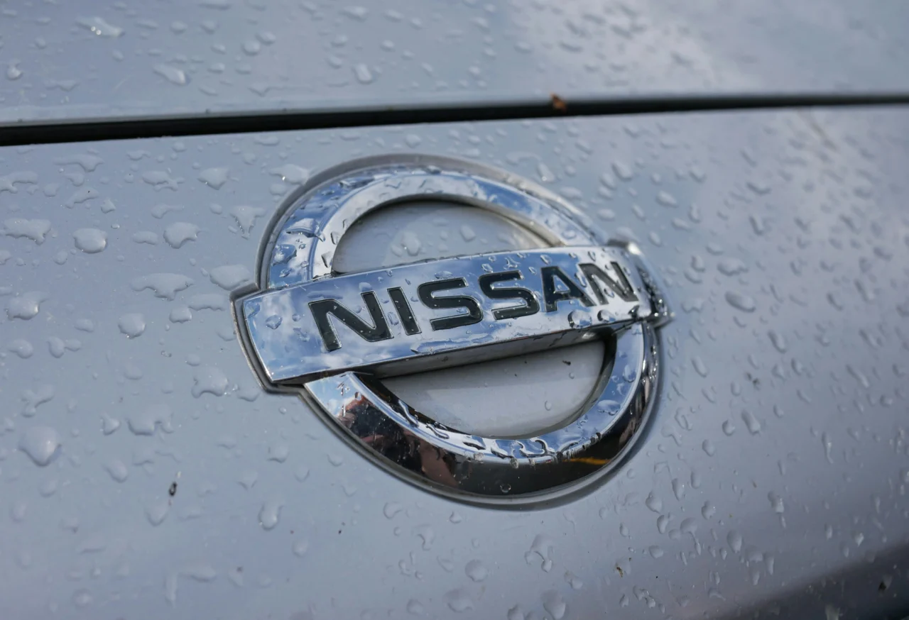 Nissan logo op motorkap