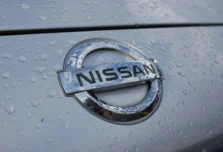 Nissan logo op motorkap