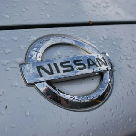 Nissan logo op motorkap