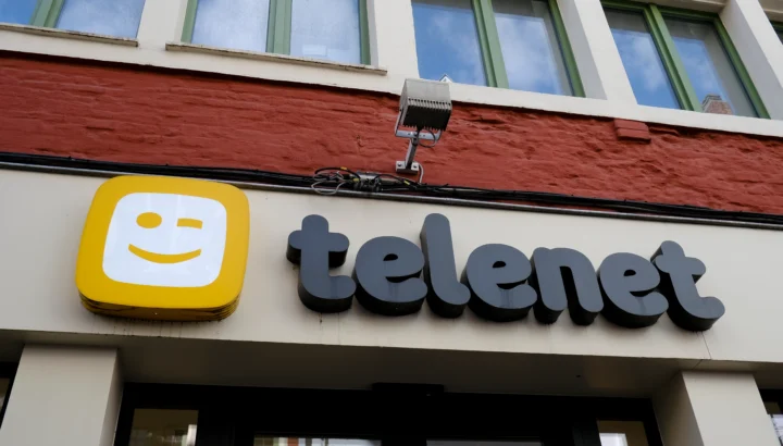Telenet logo bij winkel
