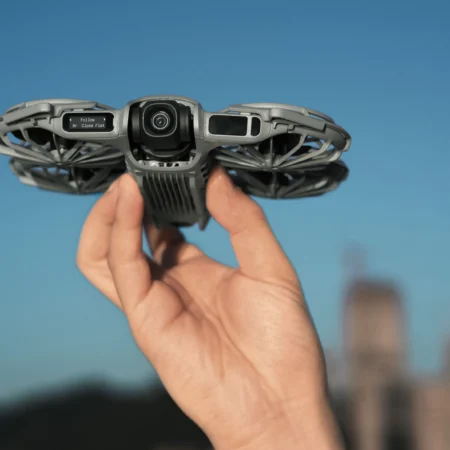 DJI Neo 2 drone in de hand
