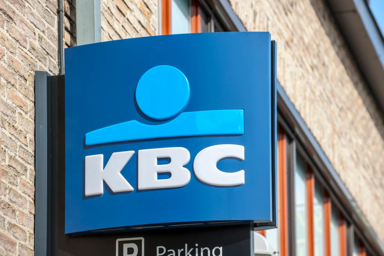 KBC logo op straat bij kantoor