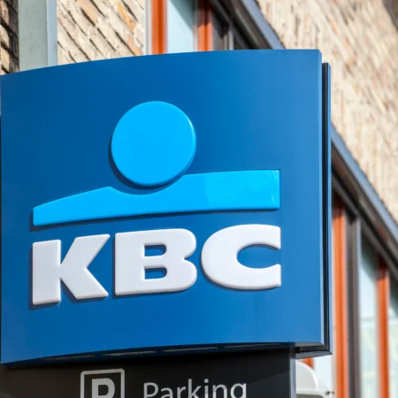KBC logo op straat bij kantoor