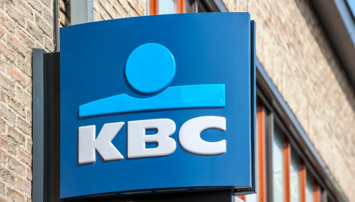 KBC logo op straat bij kantoor