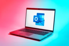 Outlook logo op een laptop