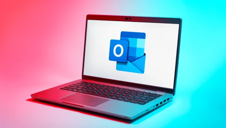 Outlook logo op een laptop