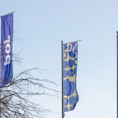 Bol vlaggen bij hoofdkantoor