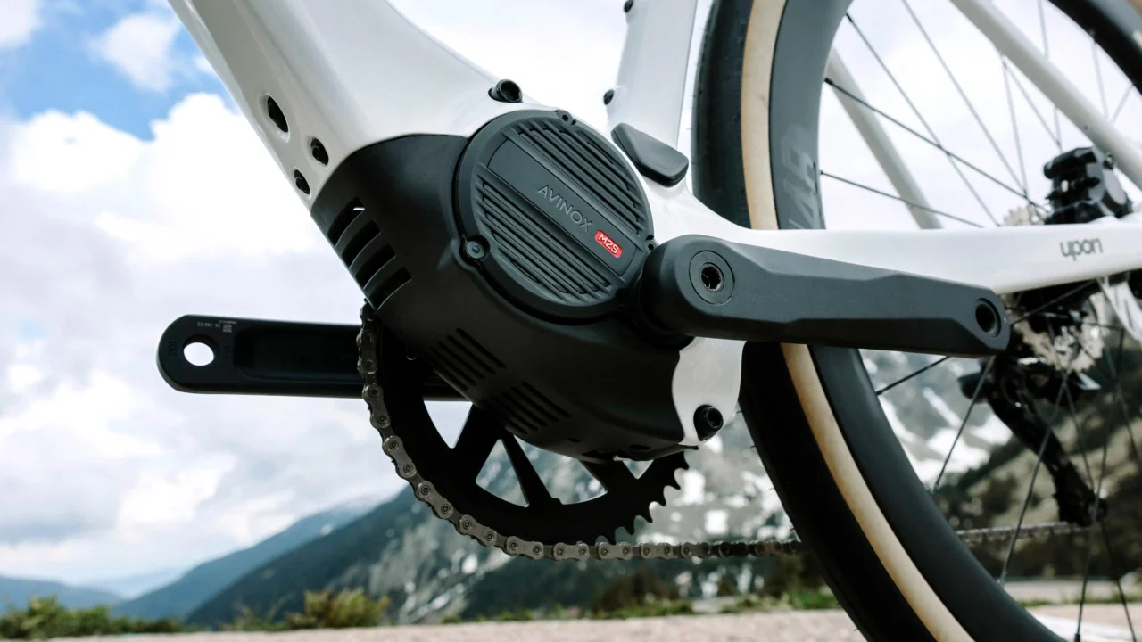 Megamo Upon 05 met Avinox M2S